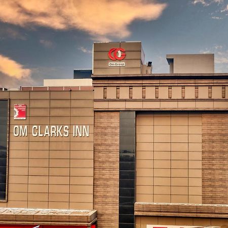 OM Clarks Inn Raebareli Exteriör bild