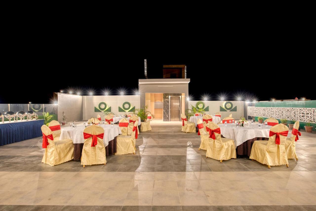 OM Clarks Inn Raebareli Exteriör bild