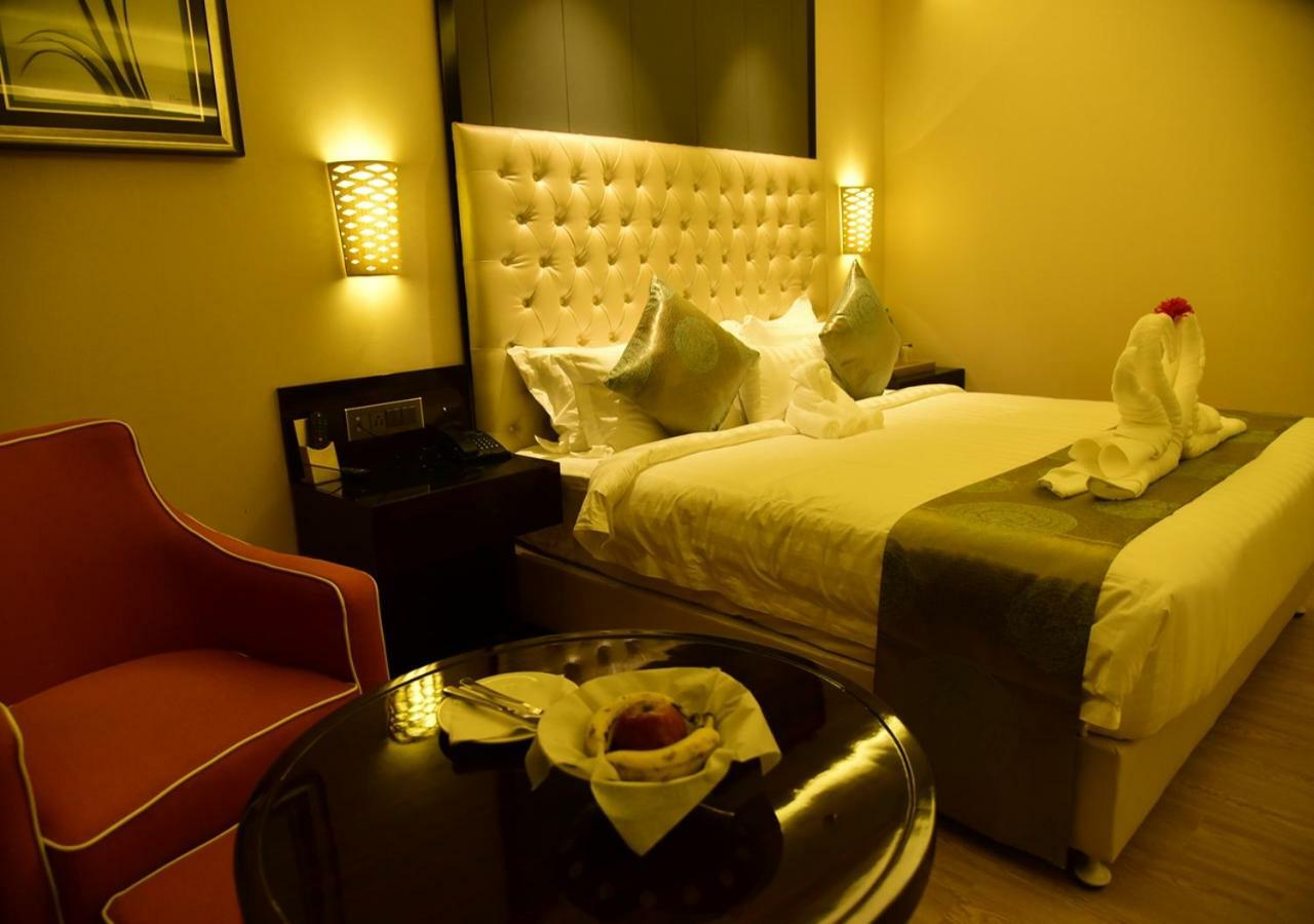 OM Clarks Inn Raebareli Exteriör bild