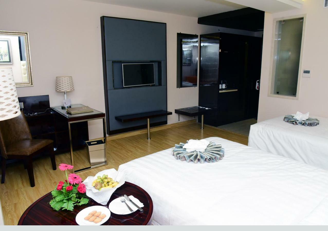OM Clarks Inn Raebareli Exteriör bild