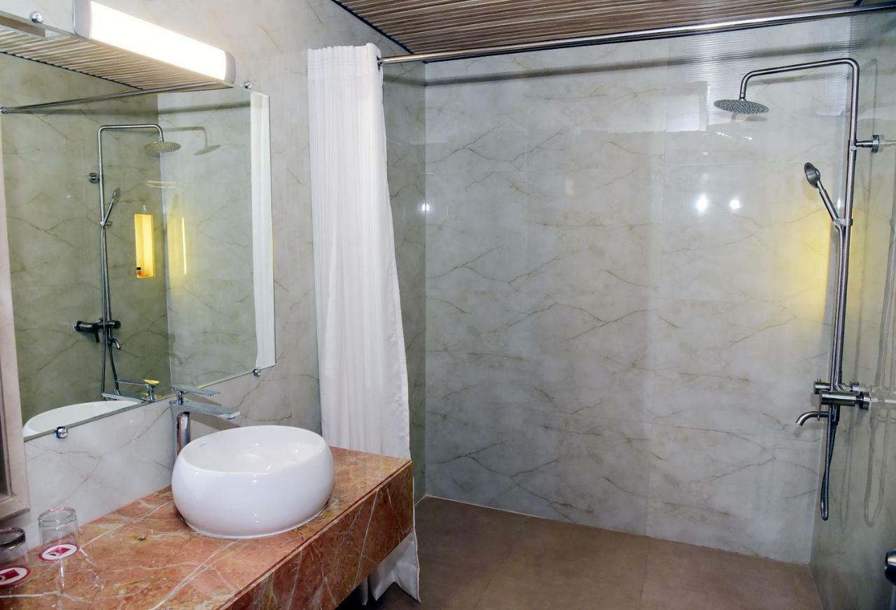 OM Clarks Inn Raebareli Exteriör bild