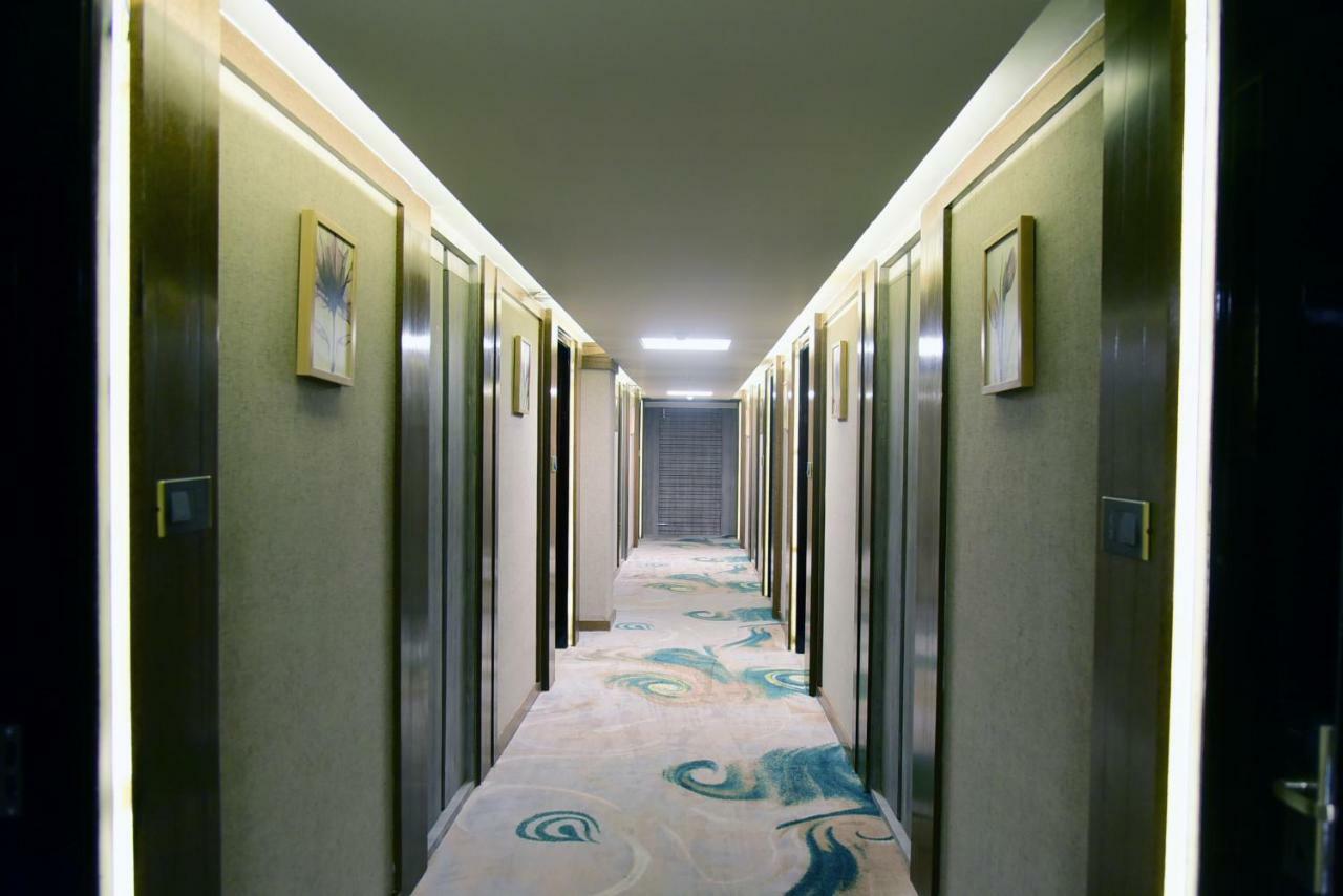 OM Clarks Inn Raebareli Exteriör bild